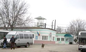Femeie urmărită naţional, închisă la Poarta Albă